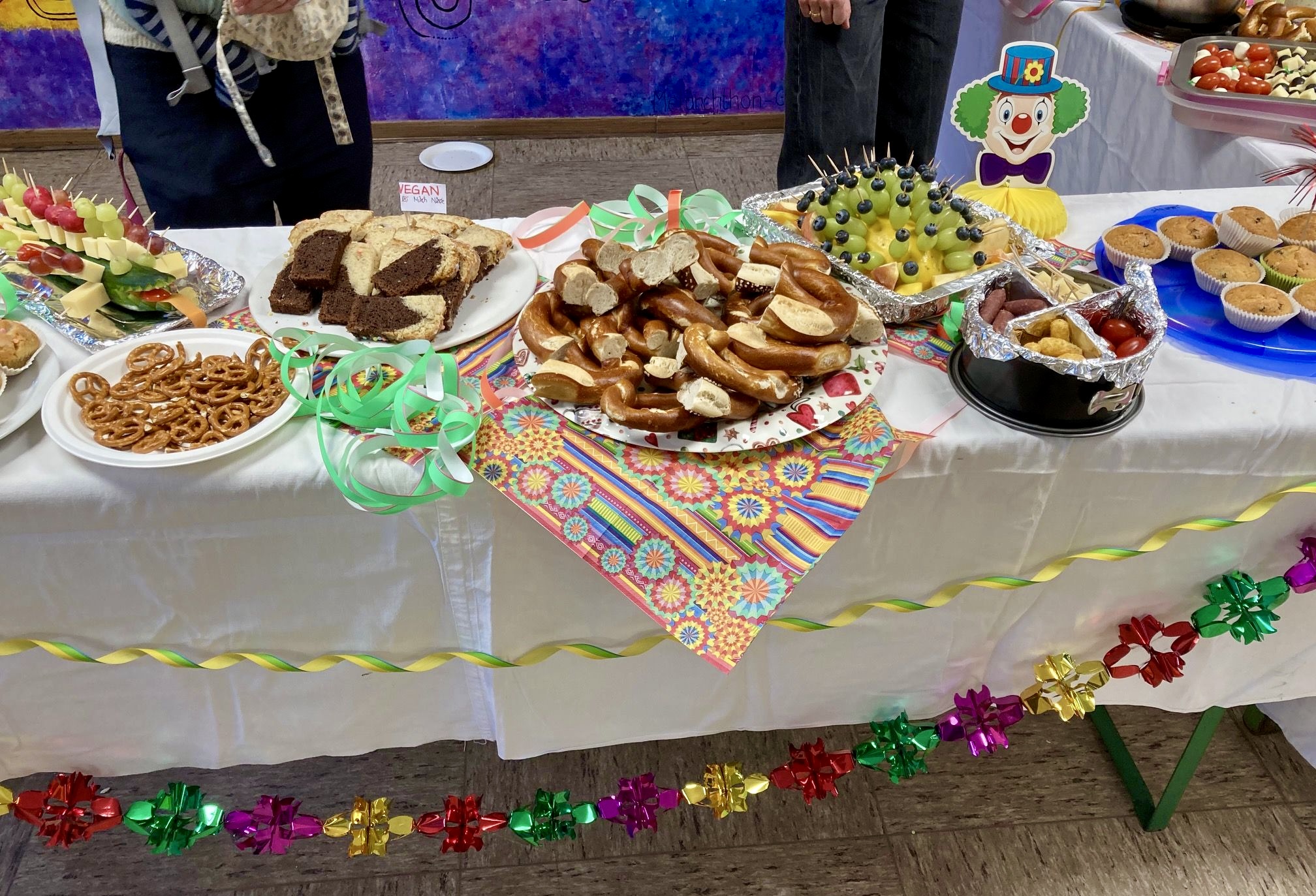 Buntes Faschingsfrühstück an unserer Grundschule