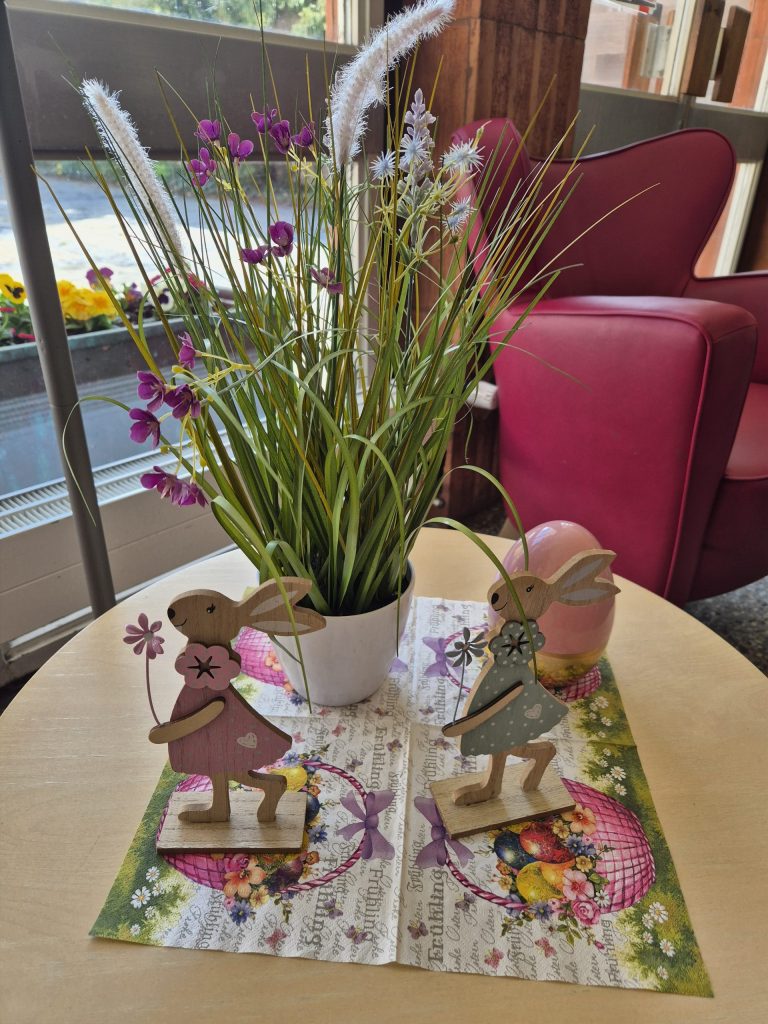 Frühlingshafte Tischdekoration im Seniorenheim