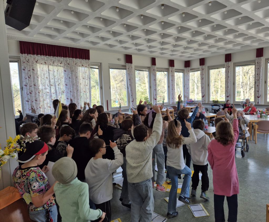 Ostersingen der Klassen 3/4a und 3/4b im Seniorenheim