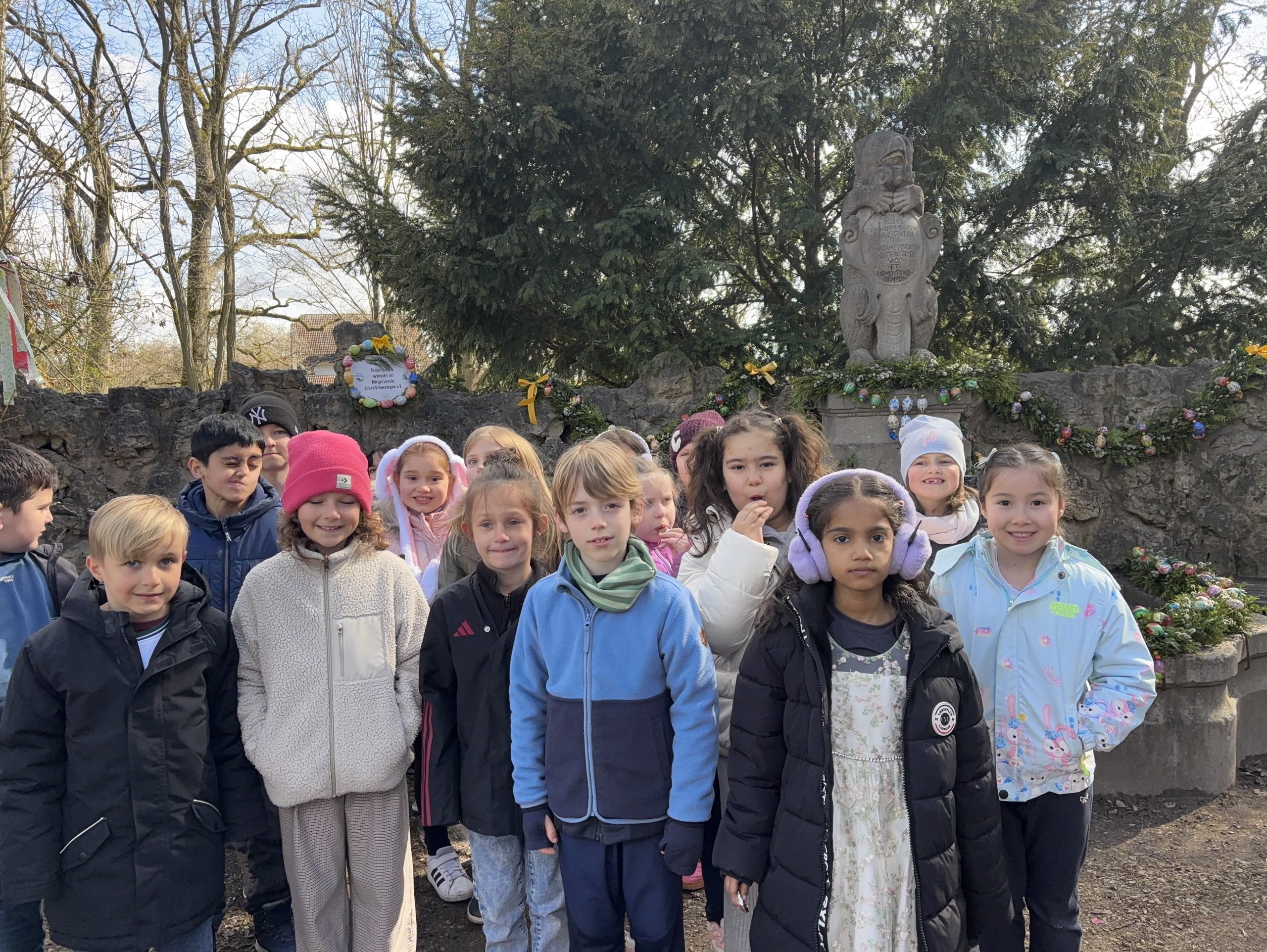 Gruppenfoto der Klassen 1C und 2C beim Osterbrunnenfest