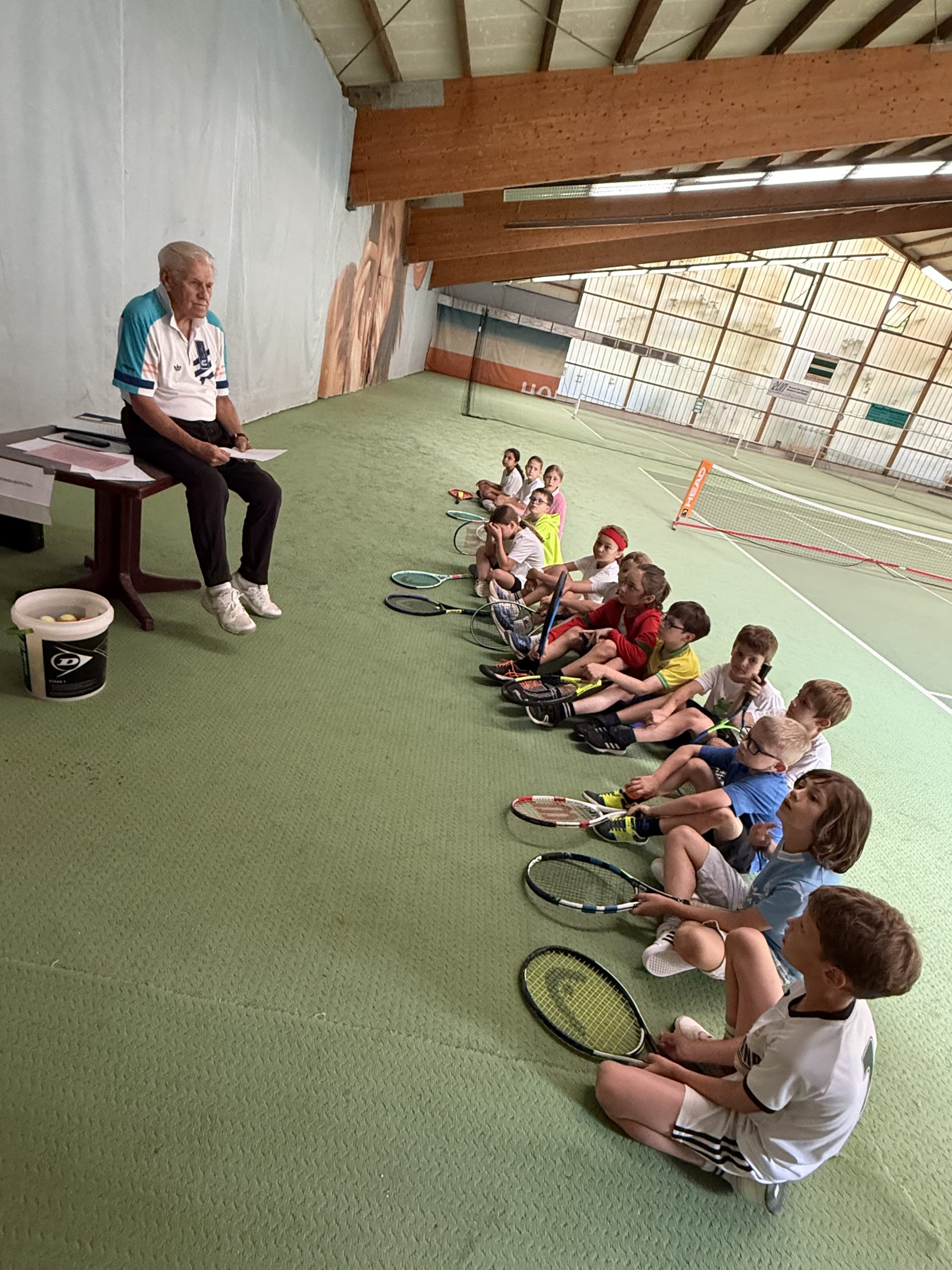 Besprechung mit den Teilnehmerinnen und Teilnehmern des Tennisturniers