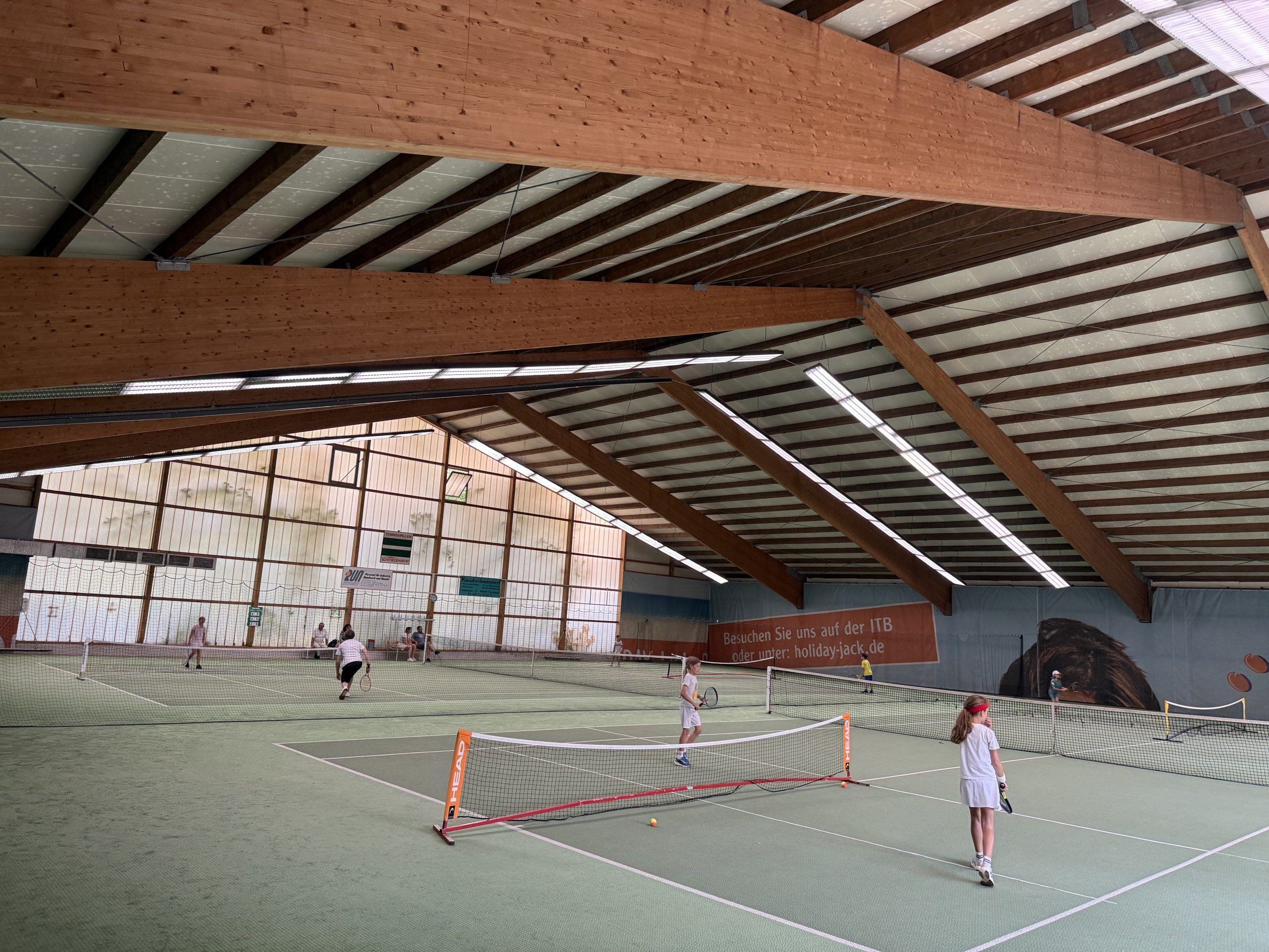 Tennisspiele während des 11. Grimmschul-Tennisturniers