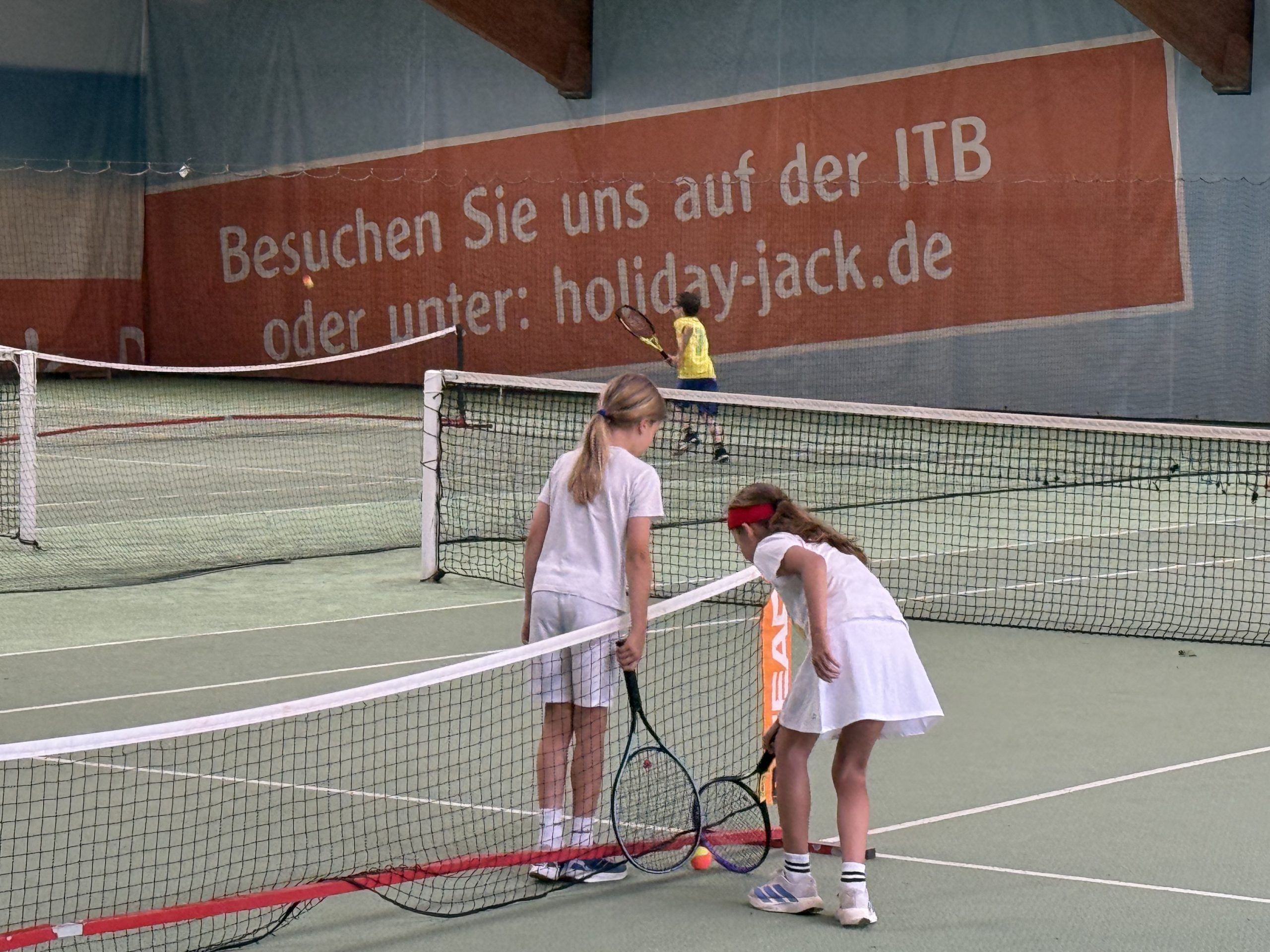 Zwei Schülerinnen auf einem Tennisplatz während des Turniers
