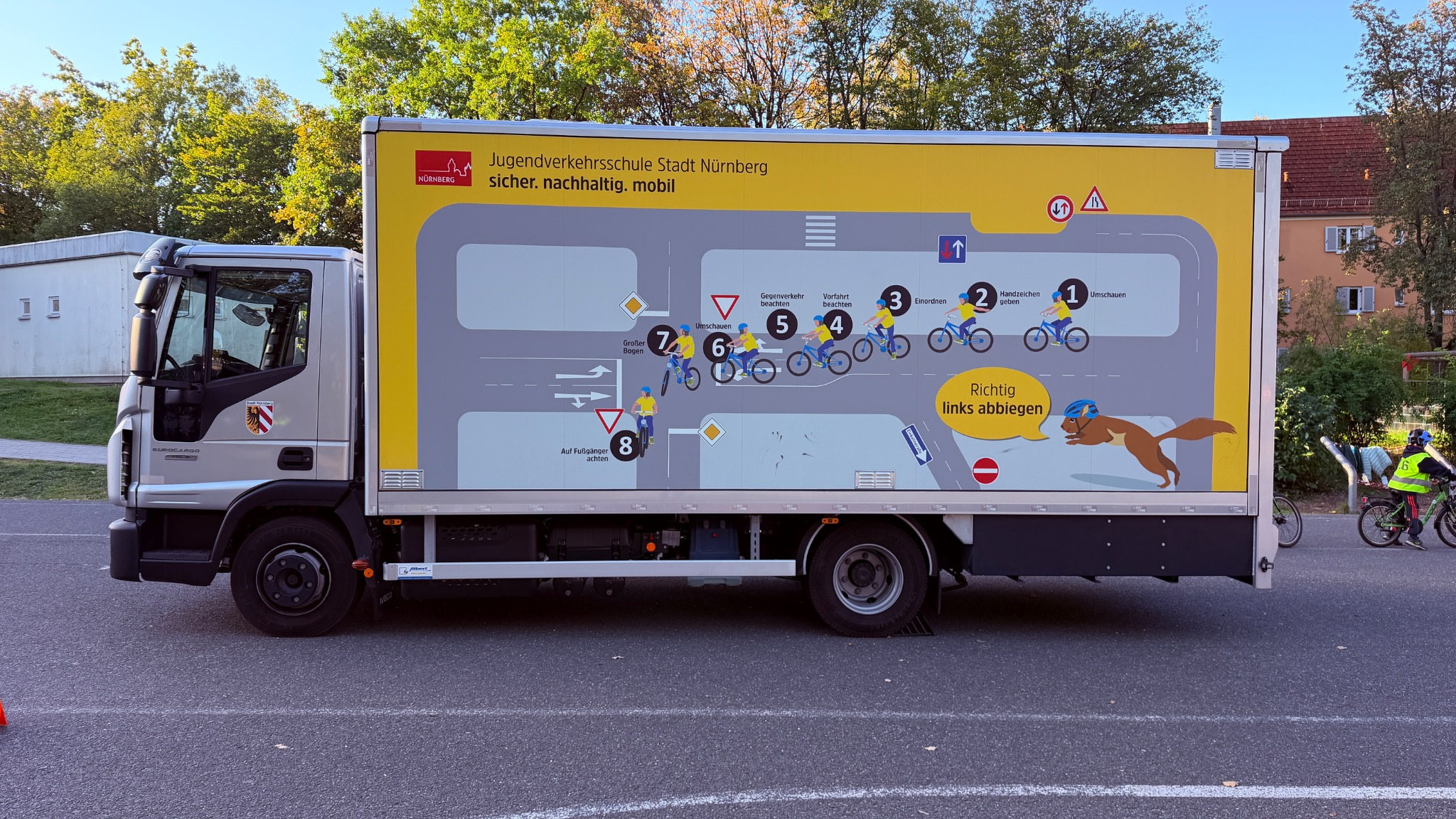 Richtig links abbiegen: Schaubild am Schulungs-Lkw