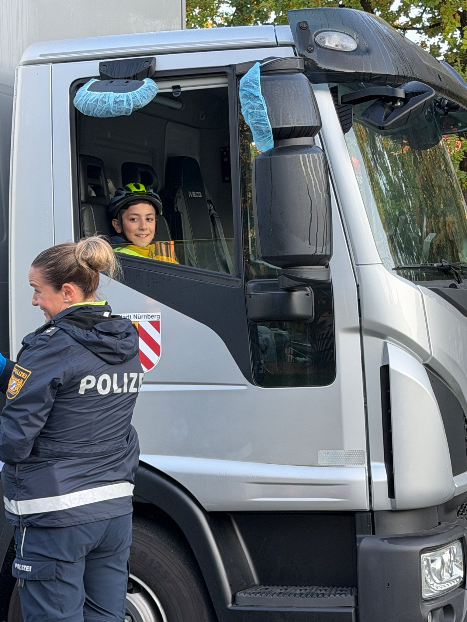 Ein Kind betrachtet den Straßenraum aus dem Fahrerhaus