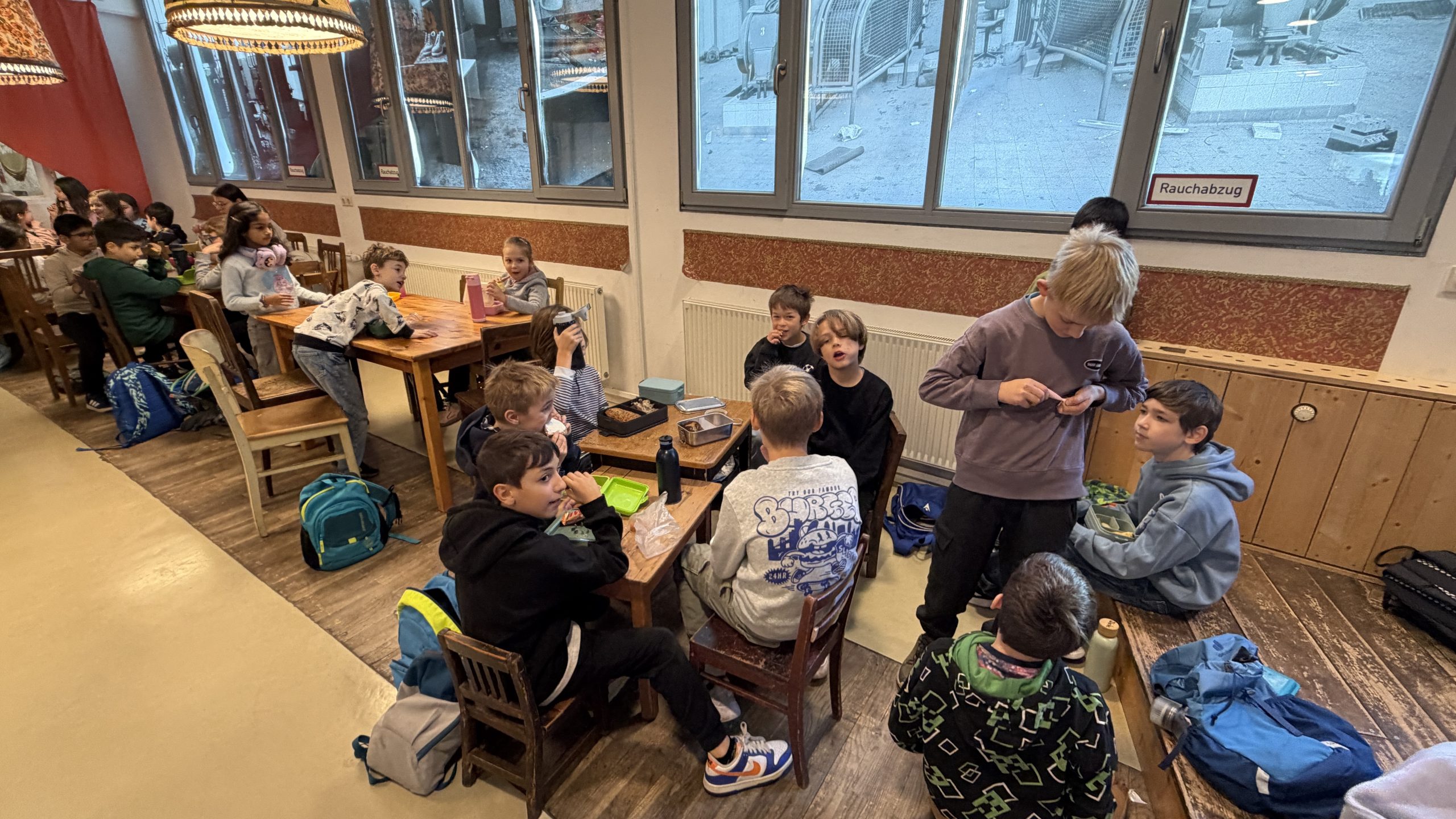Schülerinnen und Schüler essen vor der Theateraufführung