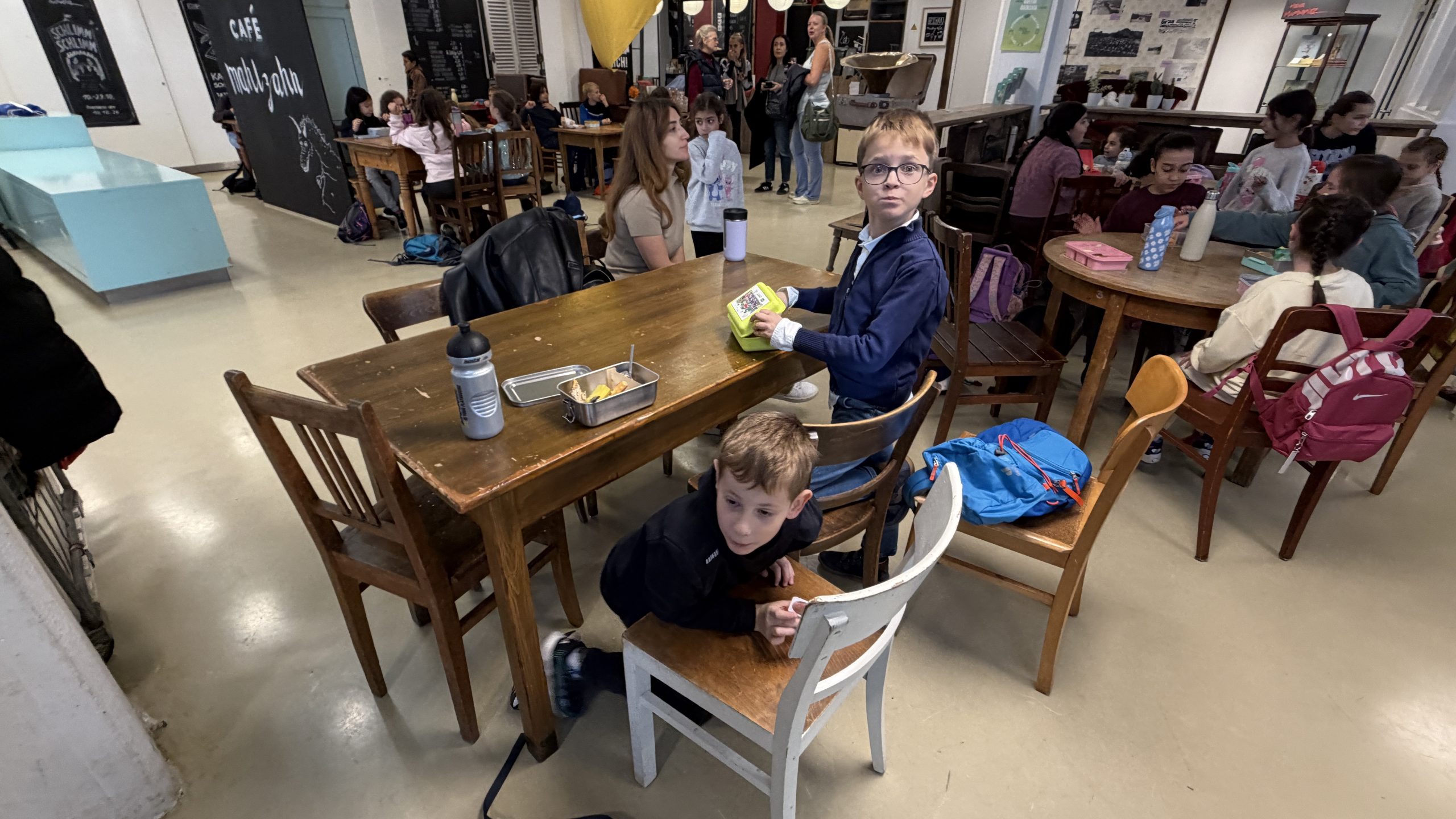 Weitere Kinder bei der gemeinsamen Brotzeit im Theater Mummpitz