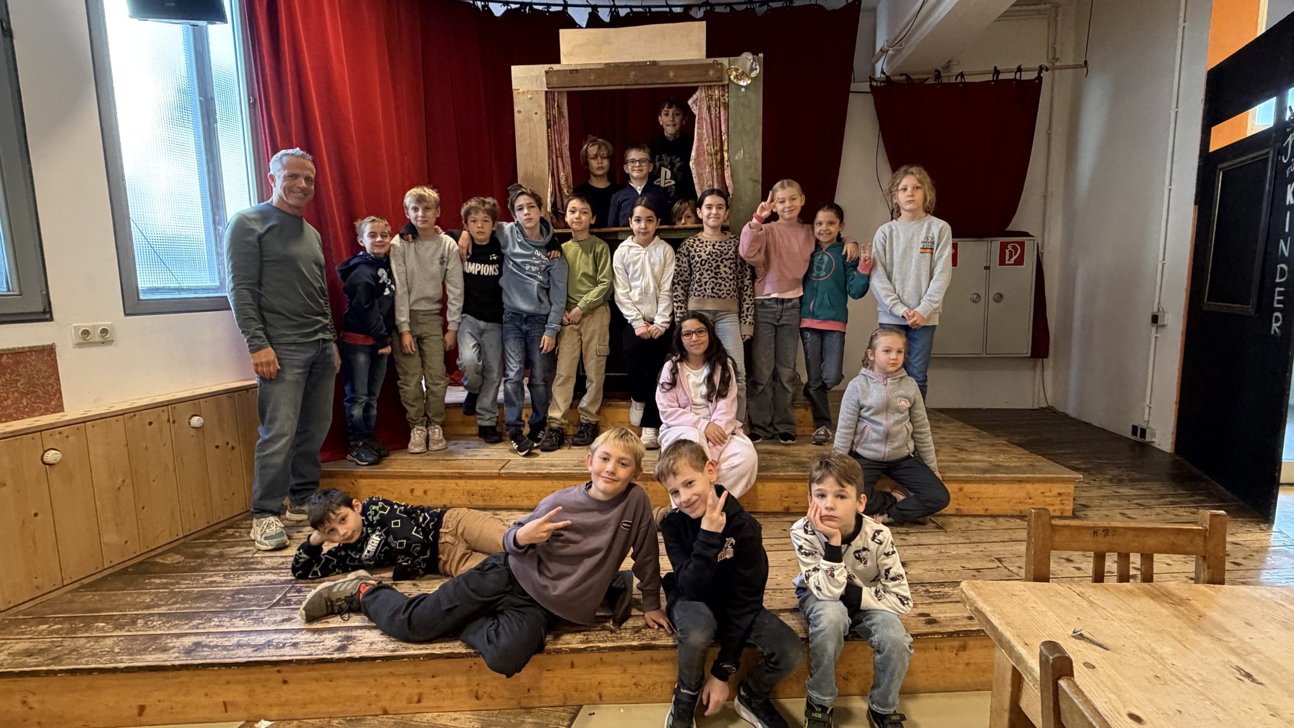 Gruppenfoto der Klasse 3/4a vor der Vorstellung im Theater Mummpitz